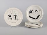deux assiettes blanches ornées de dessins noirs représentant un homme et une femme assis sur un canapé