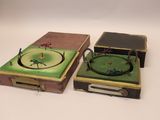 deux boîtes sur lesquelles est posée une horloge, le tout posé sur une surface blanche