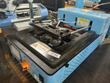 une machine posée sur une table