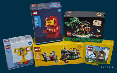 trois boîtes de Lego posées sur une table