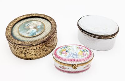 trois boîtes posées les unes à côté des autres sur une surface blanche