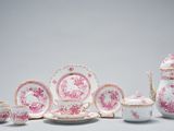 une image représentant un ensemble d'assiettes et de tasses roses et blanches