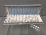 une vitrine contenant de l'argenterie, posée sur une table