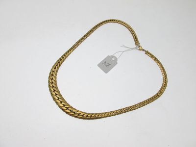 une photo d'un collier en or muni d'une étiquette