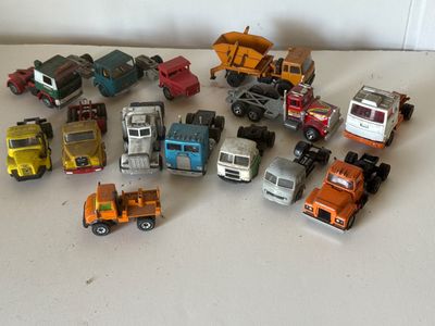 un grand nombre de camions jouets posés sur une table