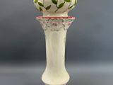 un vase blanc orné de fleurs roses et jaunes