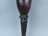 une vieille pipe avec un tuyau en bois, posée sur une table