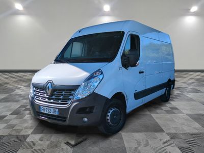 la camionnette bleue est garée sur un sol à carreaux dans une pièce