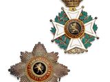 deux médailles et une couronne sur fond blanc