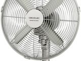 un ventilateur de table blanc sur un pied, devant un fond blanc