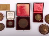 une image représentant une collection de pièces de monnaie et d'autres objets posés sur une surface blanche