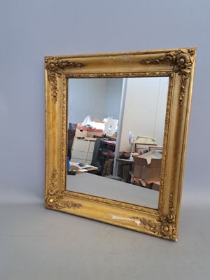 Miroir rectangulaire à encadrement en bois et stuc doré à décor de bou - Photo 1