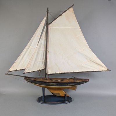 MAQUETTE DE VOILIER en bois patiné, métal et tissu.