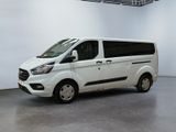 La camionnette blanche est garée dans une grande pièce aux murs blancs.