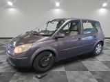 une photo d'une voiture violette garée dans un showroom