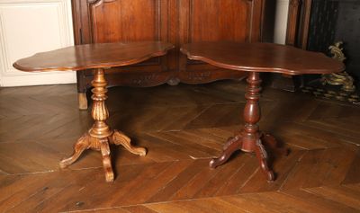 deux tables en bois posées sur un parquet en bois massif