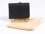 Étui-portefeuille Louis Vuitton en cuir noir avec finitions dorées