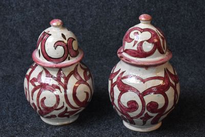 deux vases rouges et blancs ornés de motifs