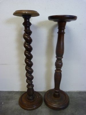 paire de bougeoirs anciens en bois aux extrémités torsadées