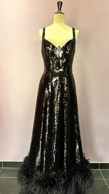 une robe noire ornée de plumes sur un mannequin, un mannequin, un mannequin, un mannequin, un mannequin, un mannequin, un mannequin, un mannequin, un mannequin, un mannequin, un mannequin, un mannequin, un mannequin, un mannequin, un mannequin, un mannequin, un mannequin, un mannequin, un mannequin, un mannequin, un mannequin, un mannequin, un mannequin, un mannequin, un mannequin, un mannequin, un mannequin, un mannequin, un mannequin, un mannequin, un mannequin, un mannequin, un mannequin