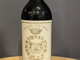 une bouteille de vin posée sur une table