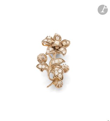 un gros plan d'une broche en forme de fleur sur fond blanc