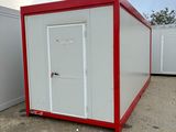 deux toilettes portables rouges et blanches dans un parking