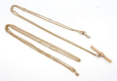 un collier en or orné d'une croix et une chaîne ornée d'une croix