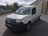 une camionnette blanche garée dans un parking