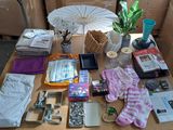 une table sur laquelle se trouvent de nombreux objets