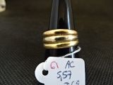 une bouteille de vin avec une étiquette et une autre bouteille de vin à l'arrière-plan