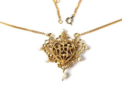 une image représentant un collier en or orné d'un pendentif en forme de cœur