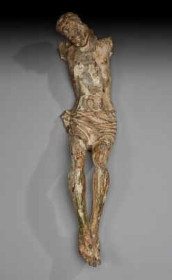 un gros plan d'une sculpture représentant une personne sur une croix