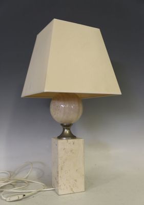 lampe de table en marbre avec un abat-jour blanc sur fond blanc