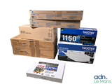Plusieurs cartons d'imprimantes Brother sont empilés les uns sur les autres