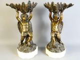 paire de figurines anciennes en bronze représentant des chérubins, sur des socles en marbre