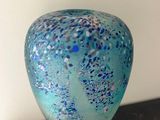un vase en verre posé sur une table