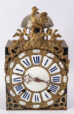 une horloge dorée ornée de motifs bleus et blancs