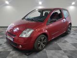 la photo d'une petite voiture rouge garée dans un garage
