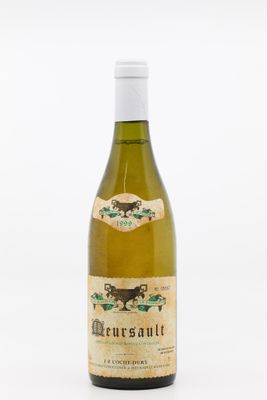 la bouteille de vin est posée sur une surface blanche