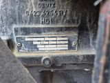 un gros plan d'une plaque métallique sur le côté d'un véhicule