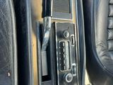 une photo du tableau de bord d'une voiture équipée d'une radio