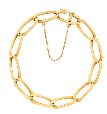 gros plan d'un bracelet en chaîne en or sur fond blanc