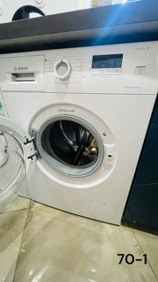 une machine à laver posée sur le sol