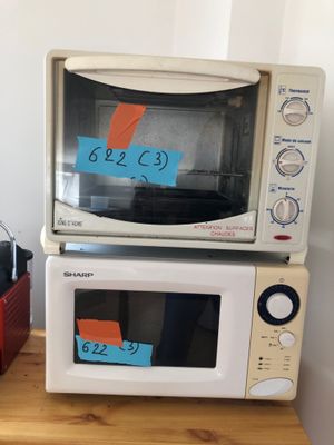deux fours à micro-ondes posés l'un sur l'autre sur une table