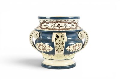 un vase bleu et blanc posé sur une surface blanche