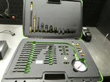 un ordinateur portable posé sur une table, contenant des outils