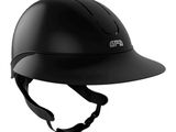 gros plan d'un casque sur fond blanc