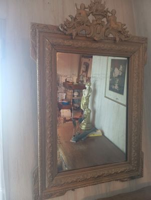 un miroir accroché au mur de la pièce