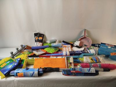 une table sur laquelle se trouvent de nombreux objets différents